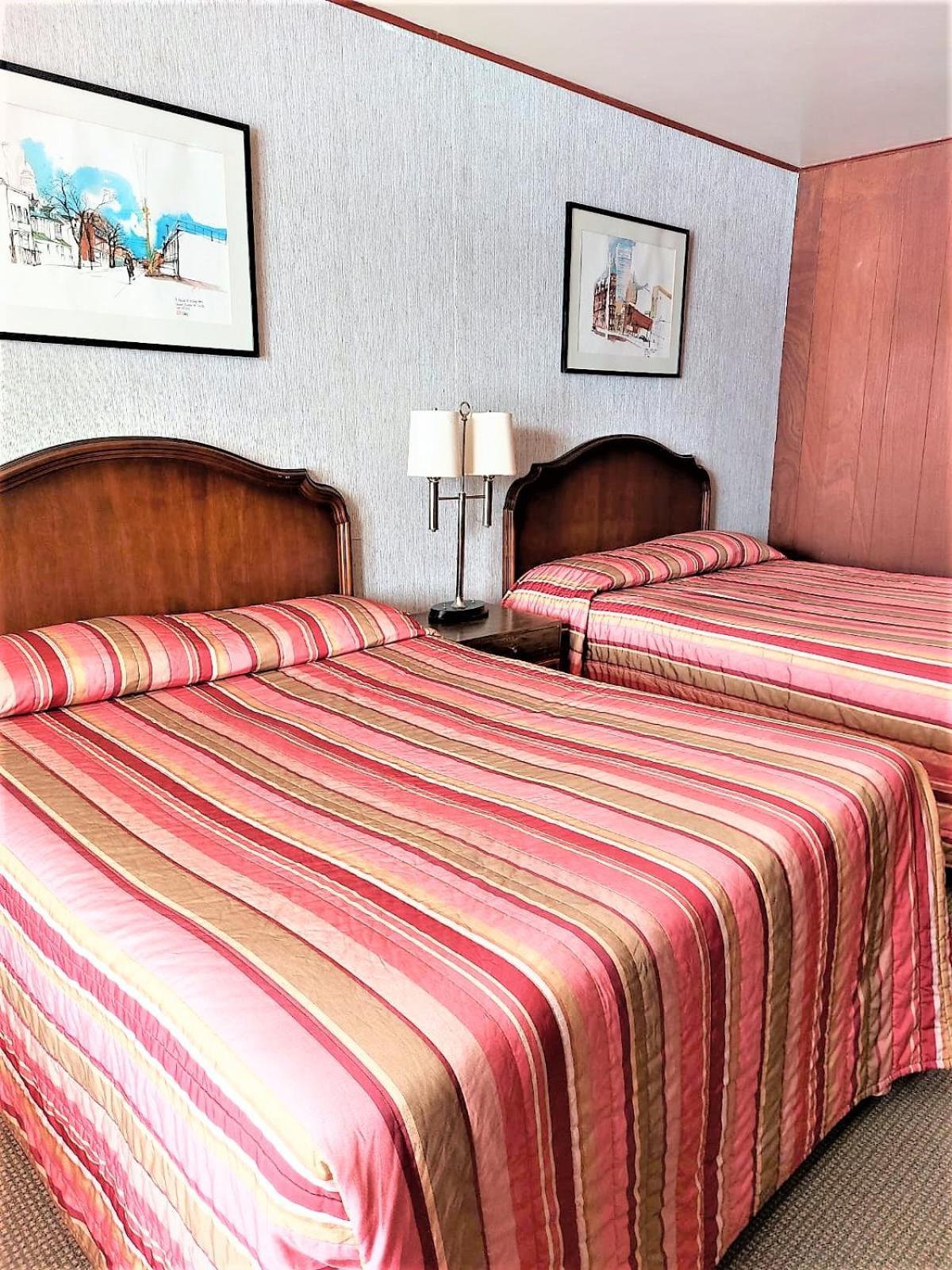 Red Top Motor Inn Iron Bridge Bagian luar foto